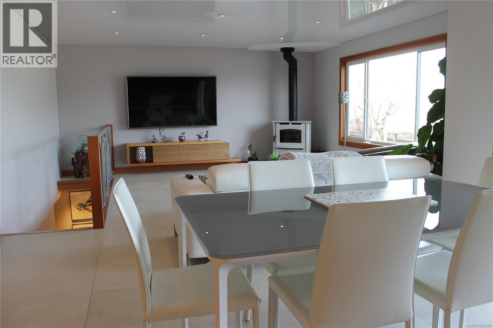 1721 Wilmot Rd, Cowichan Bay, BC - Indoor Photo Showing Dining Room