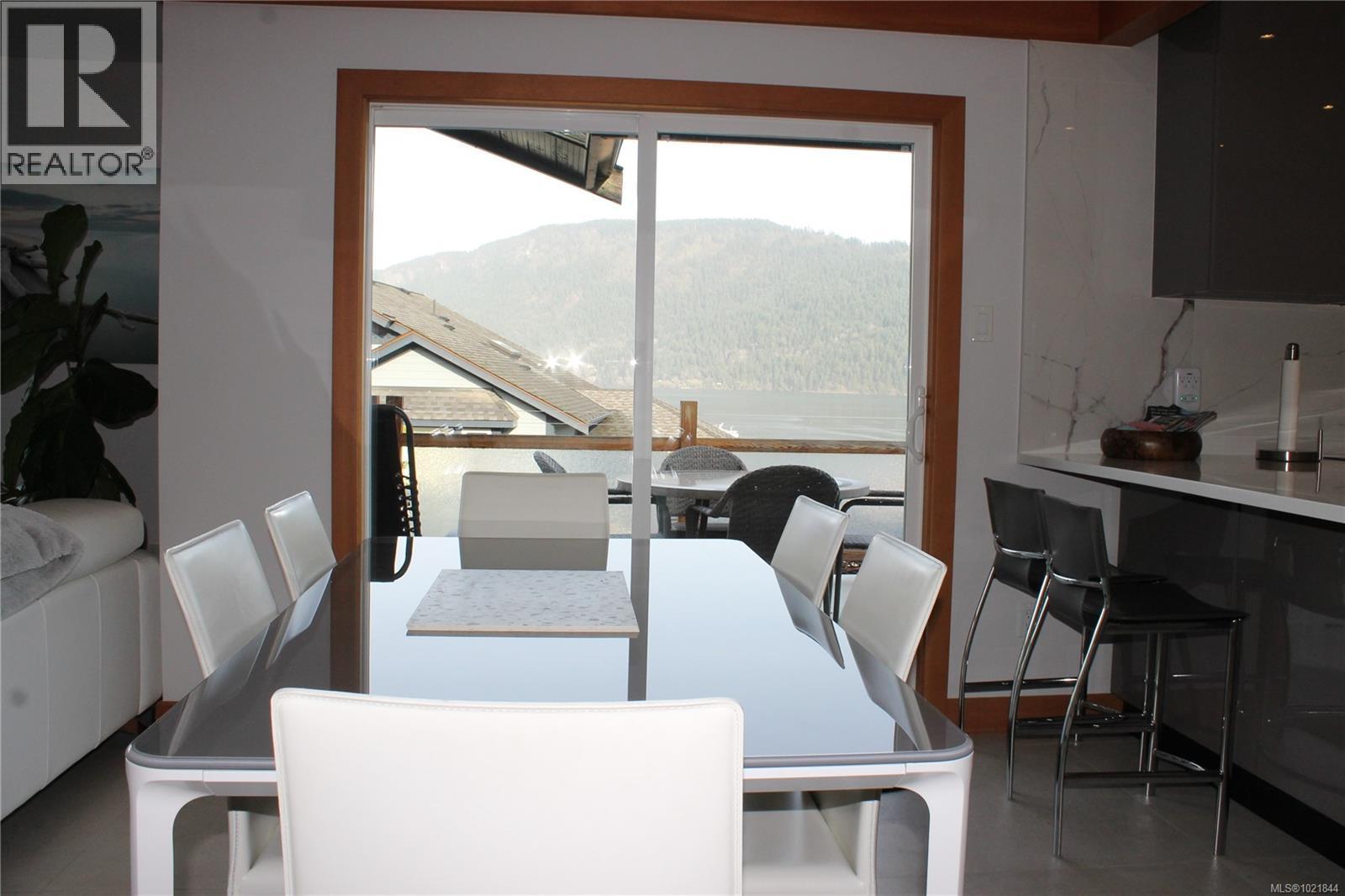 1721 Wilmot Rd, Cowichan Bay, BC - Indoor Photo Showing Dining Room