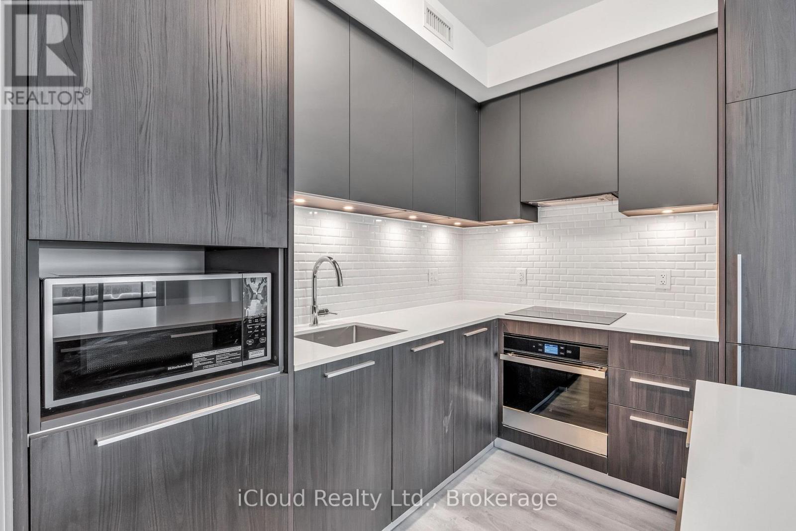 1305 - 65 Broadway Avenue, Toronto, ON - Indoor Photo Showing Kitchen With Upgraded Kitchen