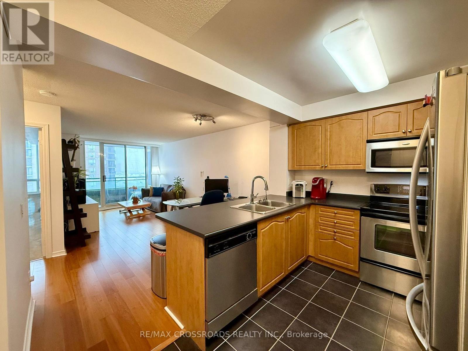 712 - 350 Red Maple Road, Richmond Hill, ON - Indoor Photo Showing Kitchen With Double Sink