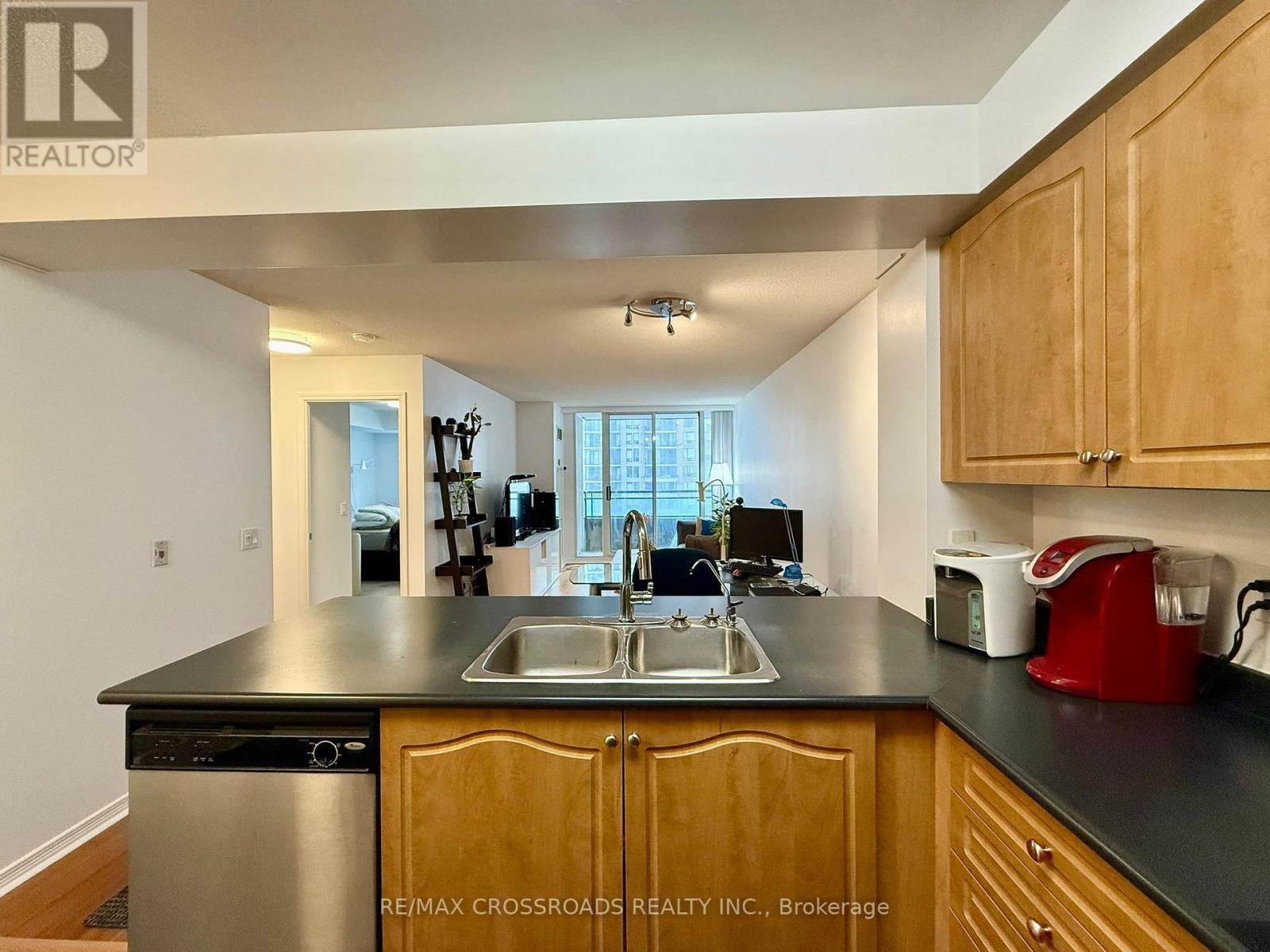 712 - 350 Red Maple Road, Richmond Hill, ON - Indoor Photo Showing Kitchen With Double Sink