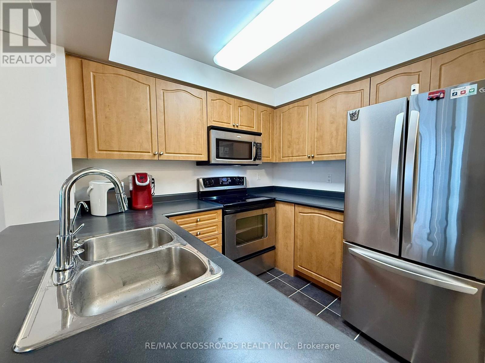 712 - 350 Red Maple Road, Richmond Hill, ON - Indoor Photo Showing Kitchen With Double Sink