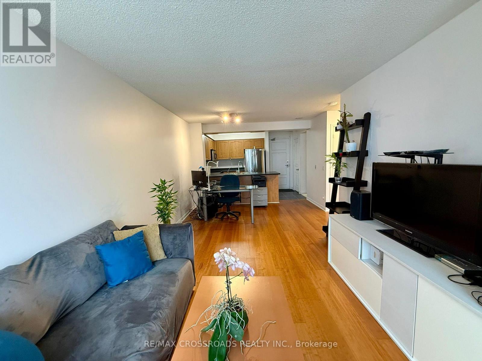 712 - 350 Red Maple Road, Richmond Hill, ON - Indoor Photo Showing Living Room