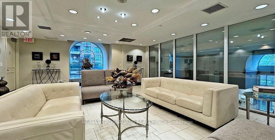 712 - 350 Red Maple Road, Richmond Hill, ON - Indoor