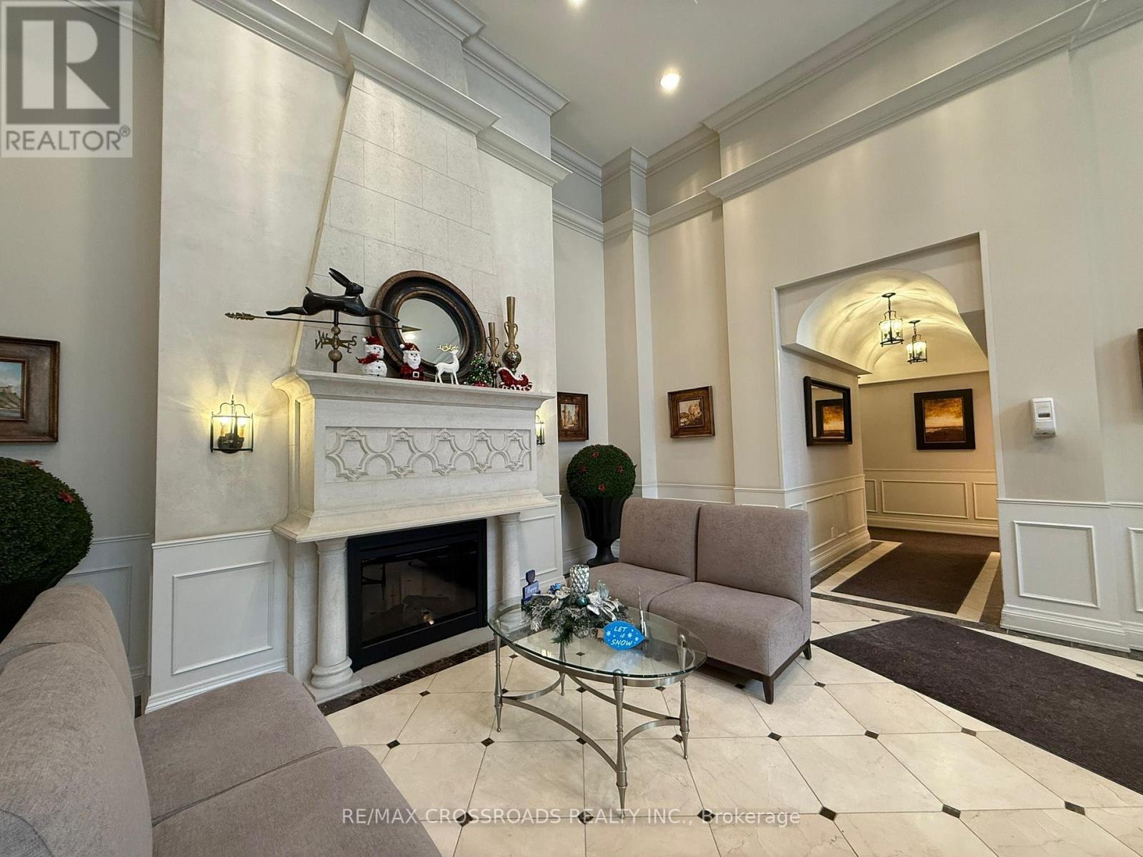 712 - 350 Red Maple Road, Richmond Hill, ON - Indoor Photo Showing Living Room With Fireplace