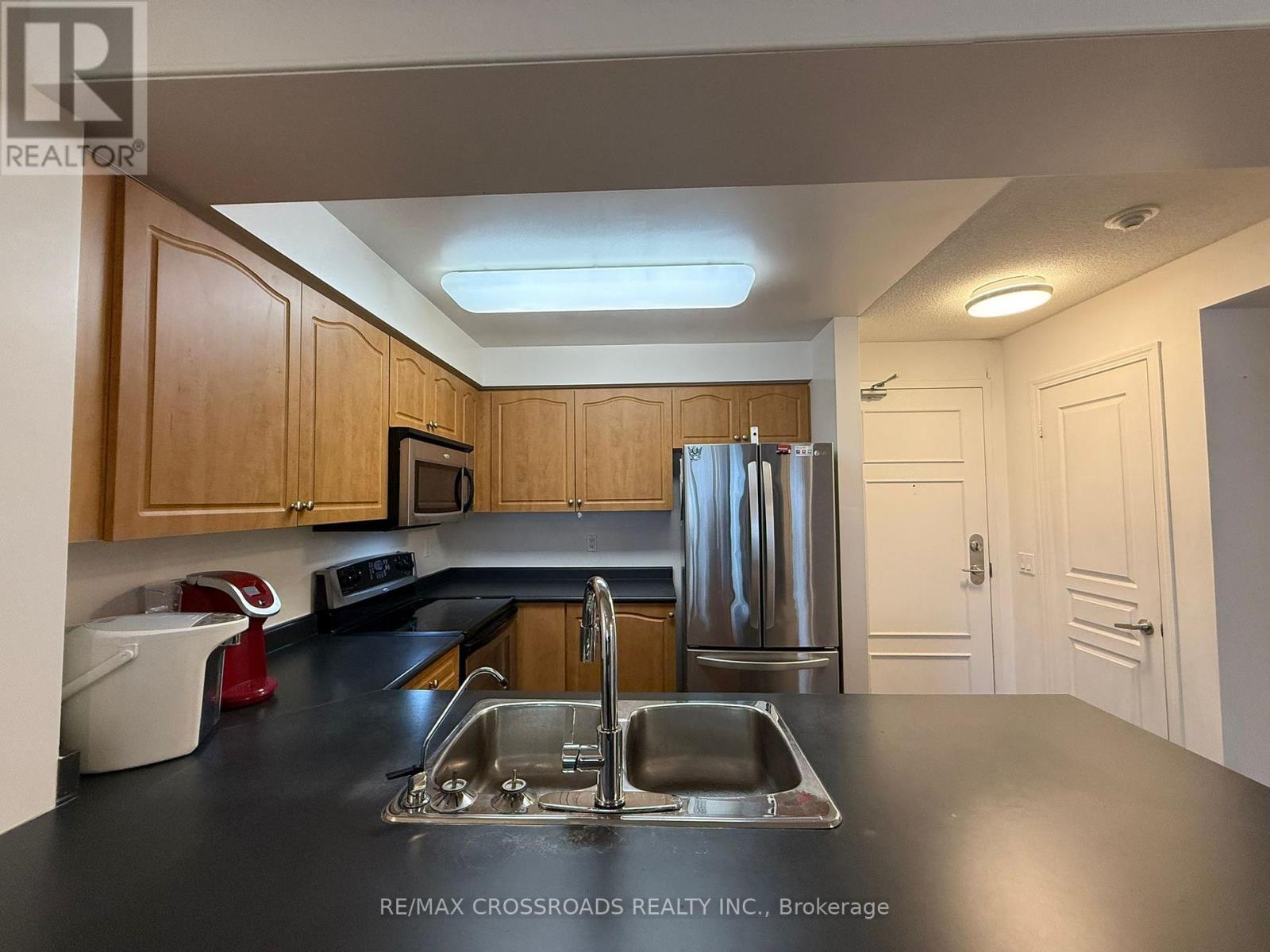 712 - 350 Red Maple Road, Richmond Hill, ON - Indoor Photo Showing Kitchen With Double Sink