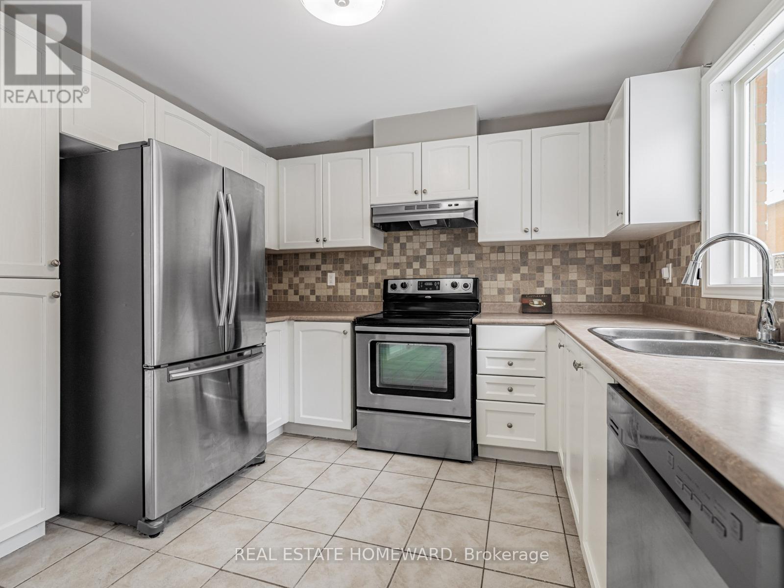 304 Flagstone Way, Newmarket, ON - Indoor Photo Showing Kitchen With Double Sink