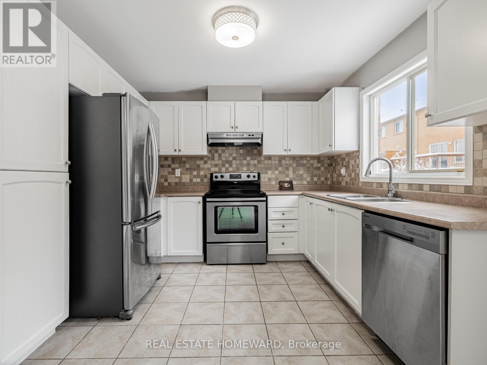 304 Flagstone Way, Newmarket, ON - Indoor Photo Showing Kitchen With Double Sink