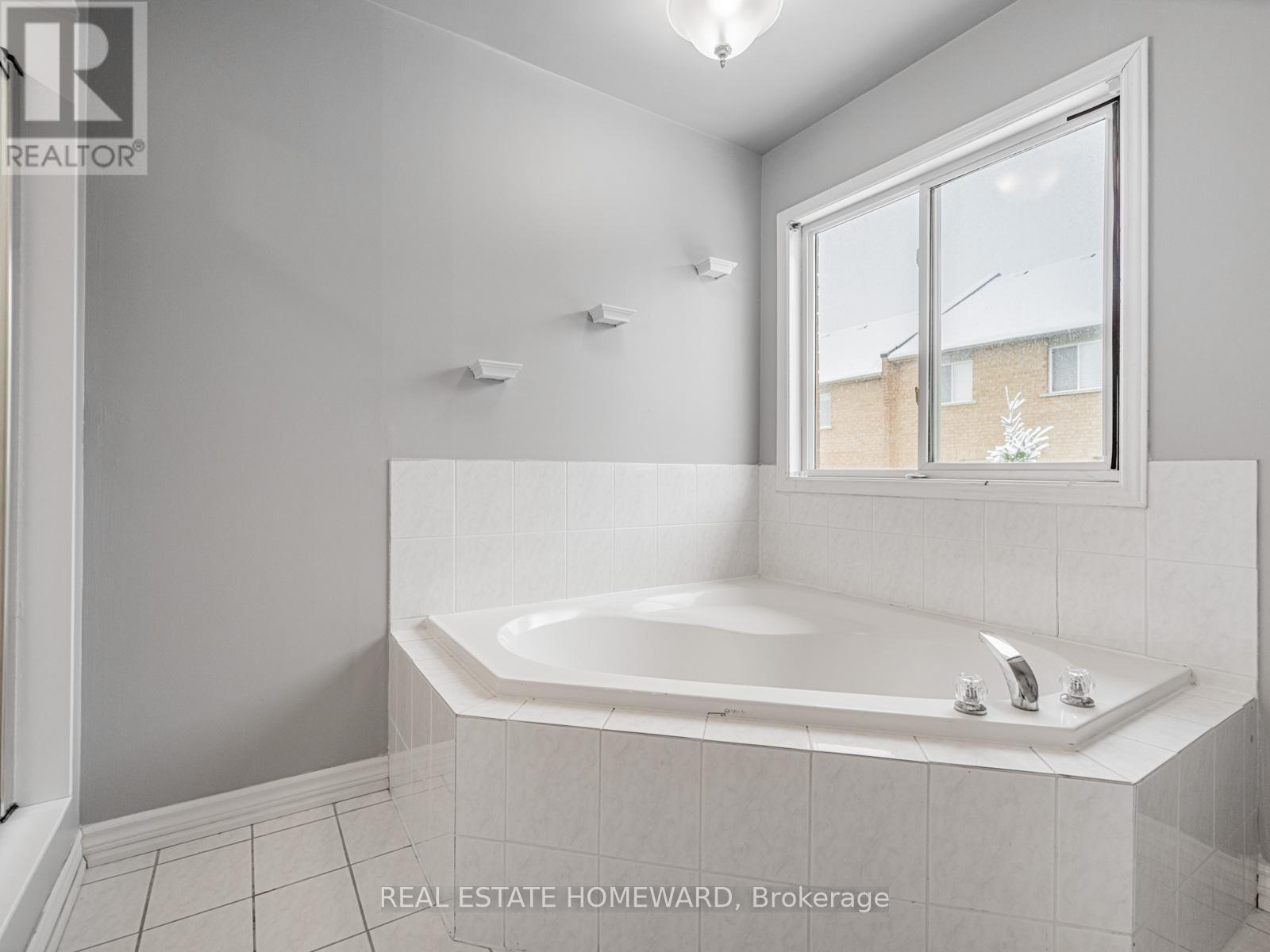 304 Flagstone Way, Newmarket, ON - Indoor Photo Showing Bathroom