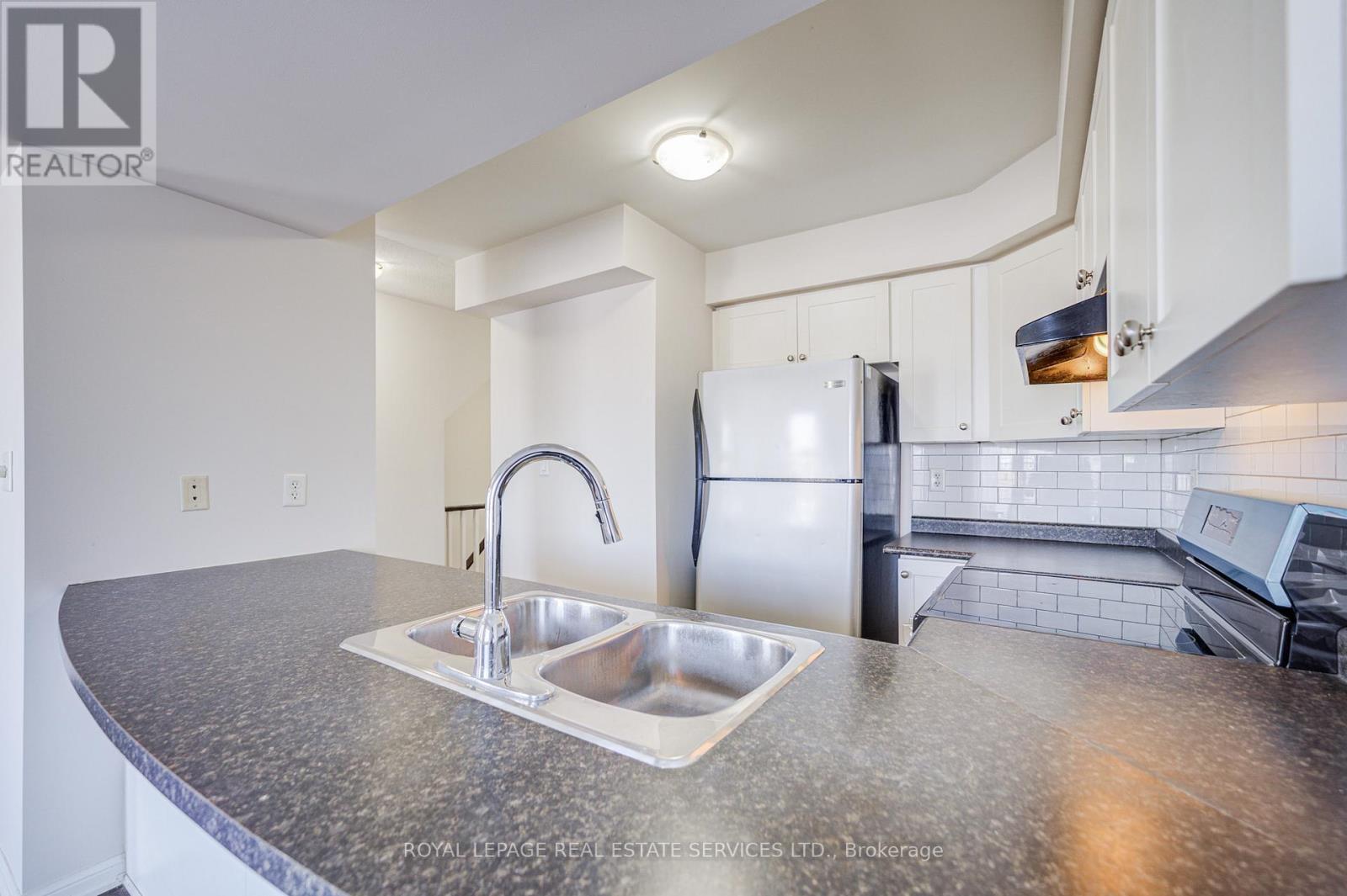 47 - 2614 Dashwood Drive, Oakville, ON - Indoor Photo Showing Kitchen With Double Sink