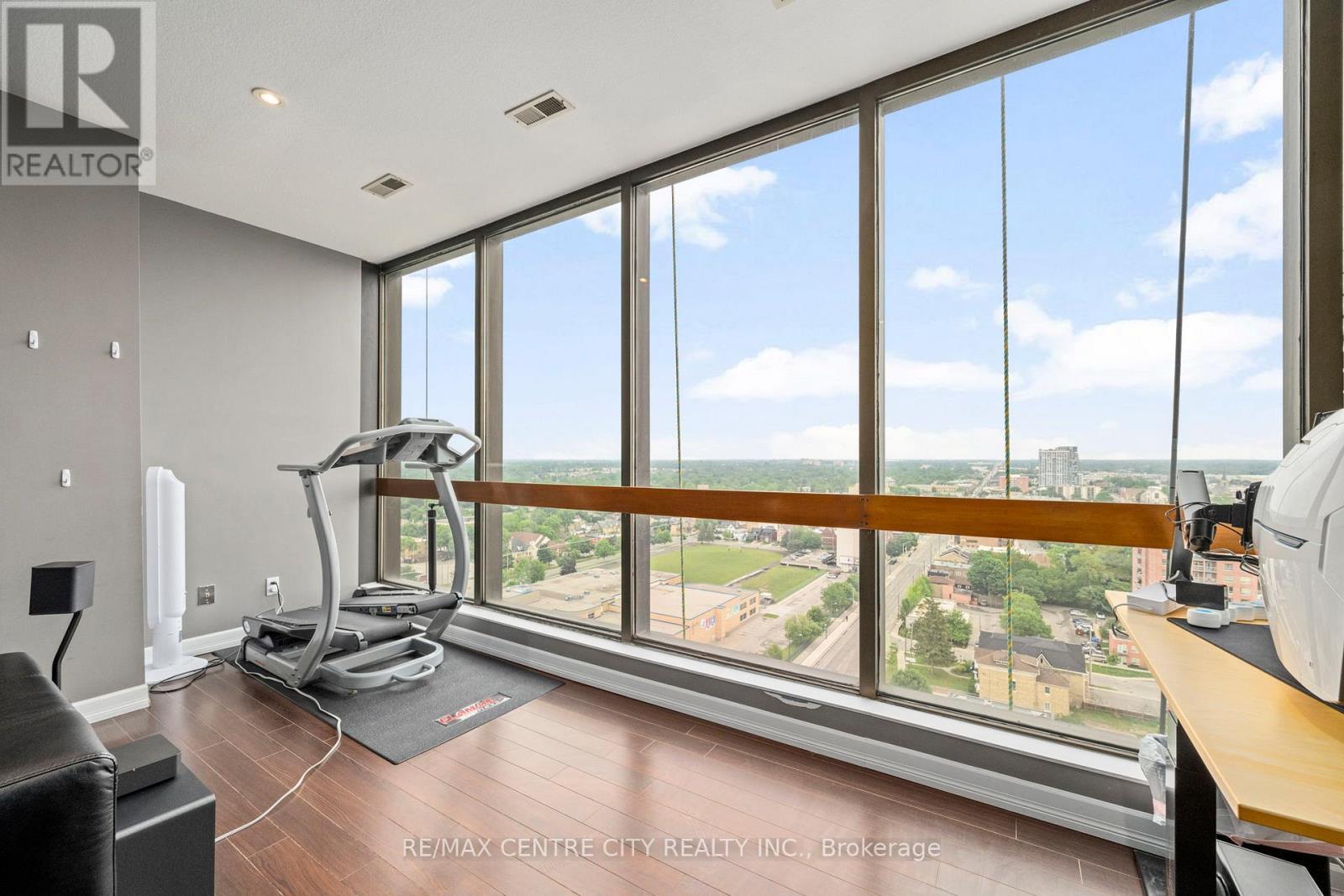 2108 - 389 Dundas Street E, London East (East K), ON - Indoor Photo Showing Gym Room