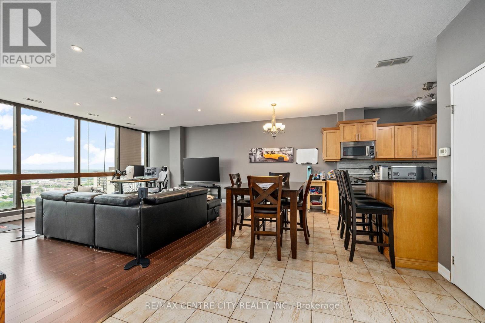 2108 - 389 Dundas Street E, London East (East K), ON - Indoor