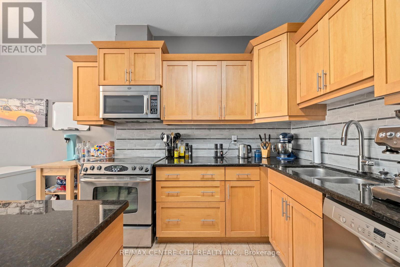 2108 - 389 Dundas Street E, London East (East K), ON - Indoor Photo Showing Kitchen With Double Sink