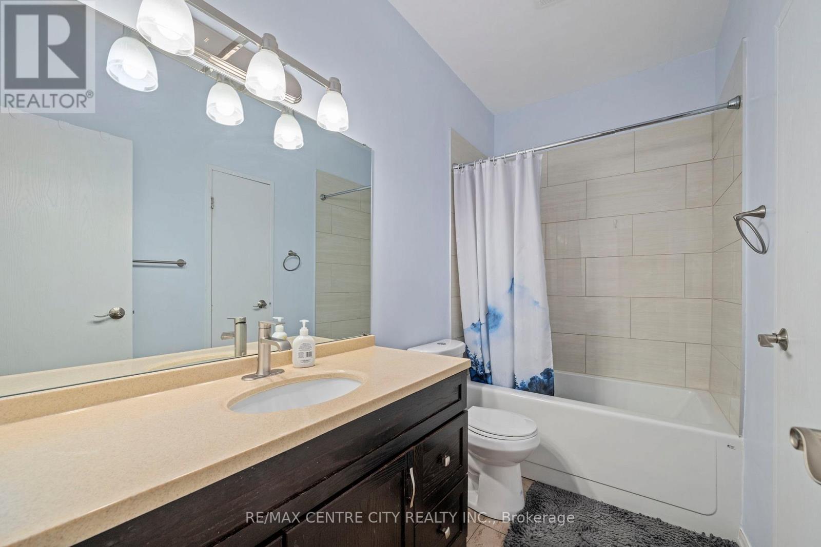 2108 - 389 Dundas Street E, London East (East K), ON - Indoor Photo Showing Bathroom