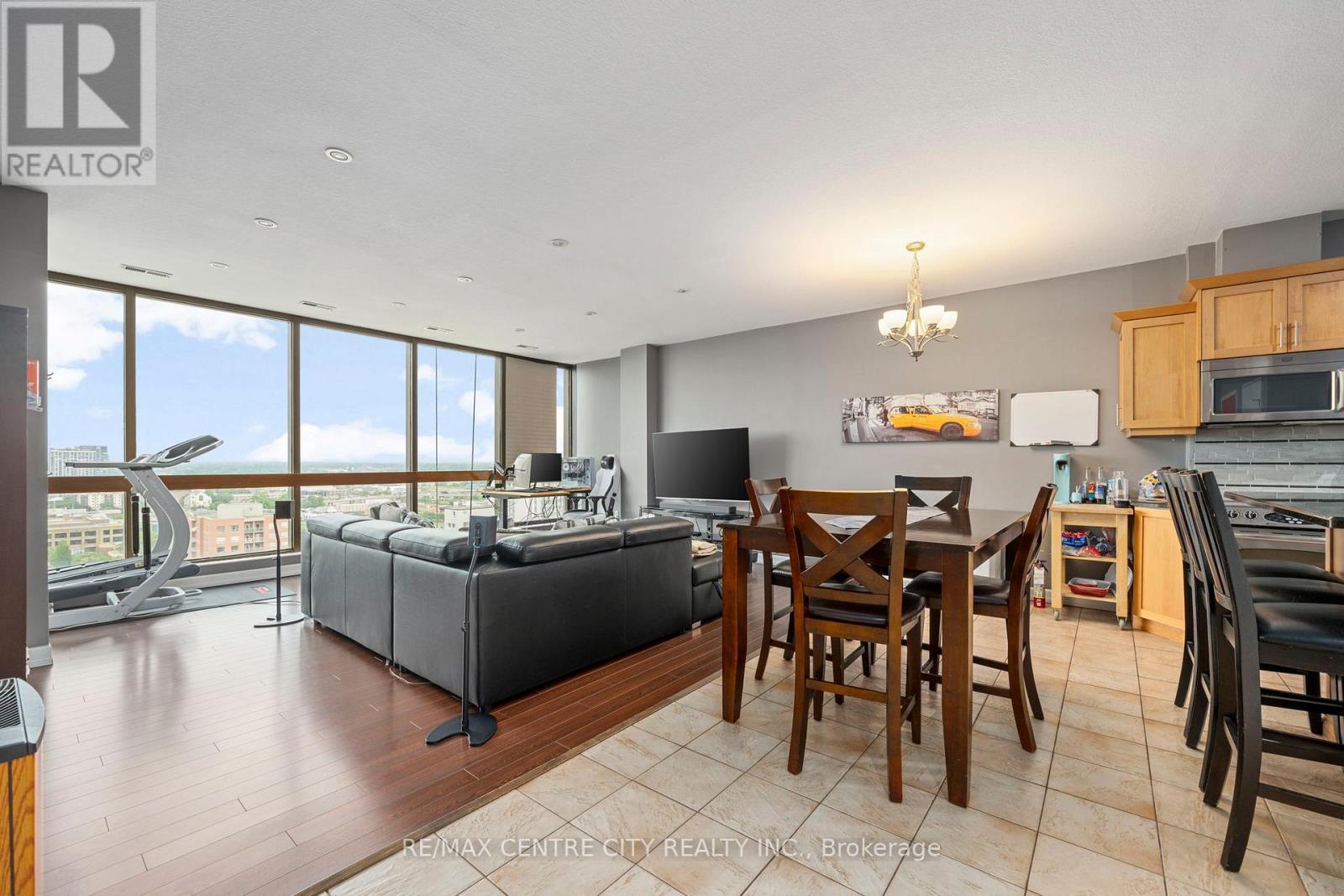 2108 - 389 Dundas Street E, London East (East K), ON - Indoor