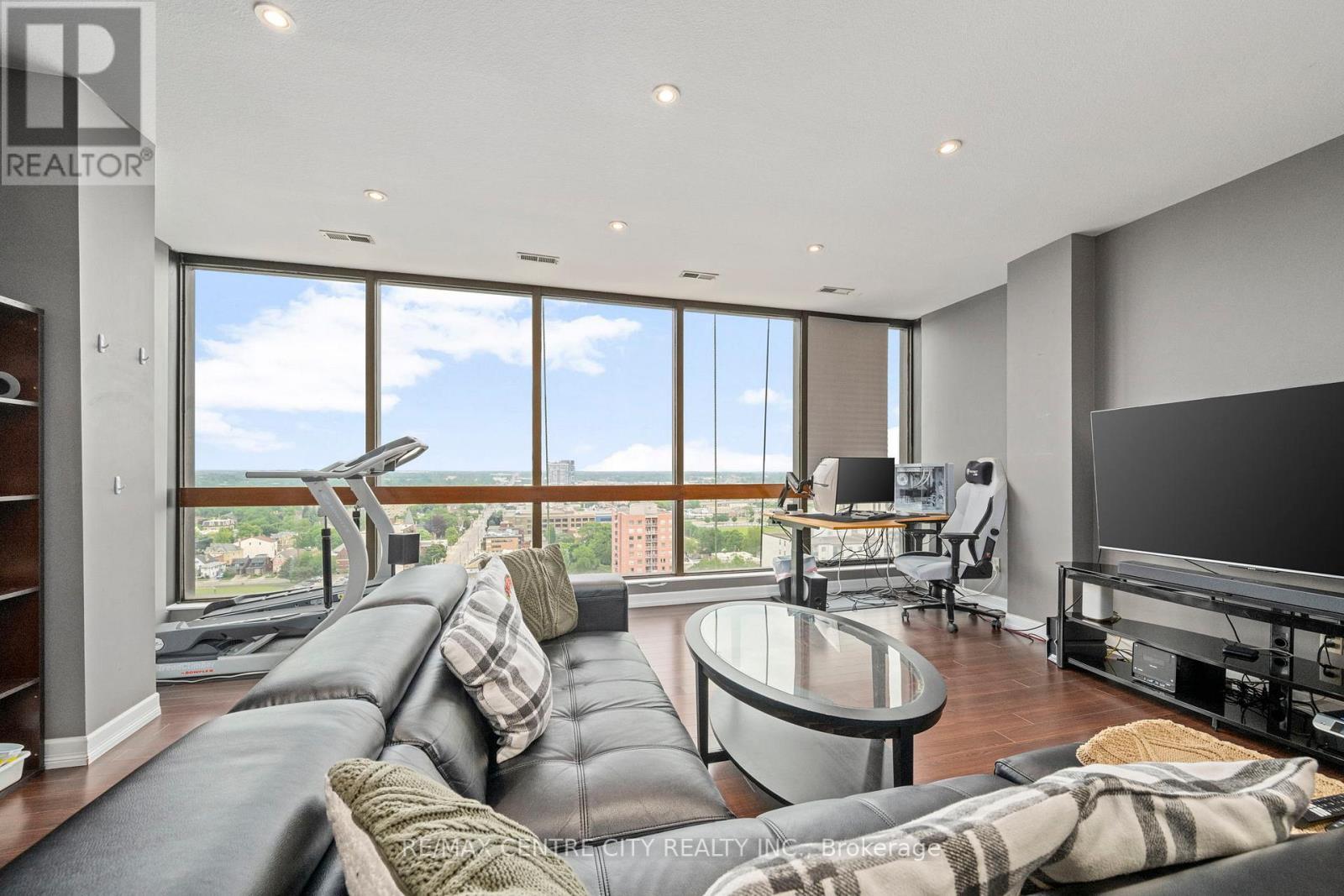 2108 - 389 Dundas Street E, London East (East K), ON - Indoor Photo Showing Living Room