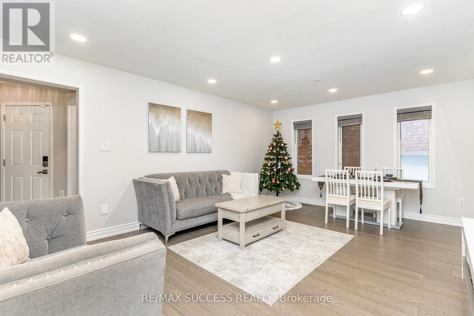 5383 Red Brush Drive, Mississauga, ON - Indoor Photo Showing Living Room