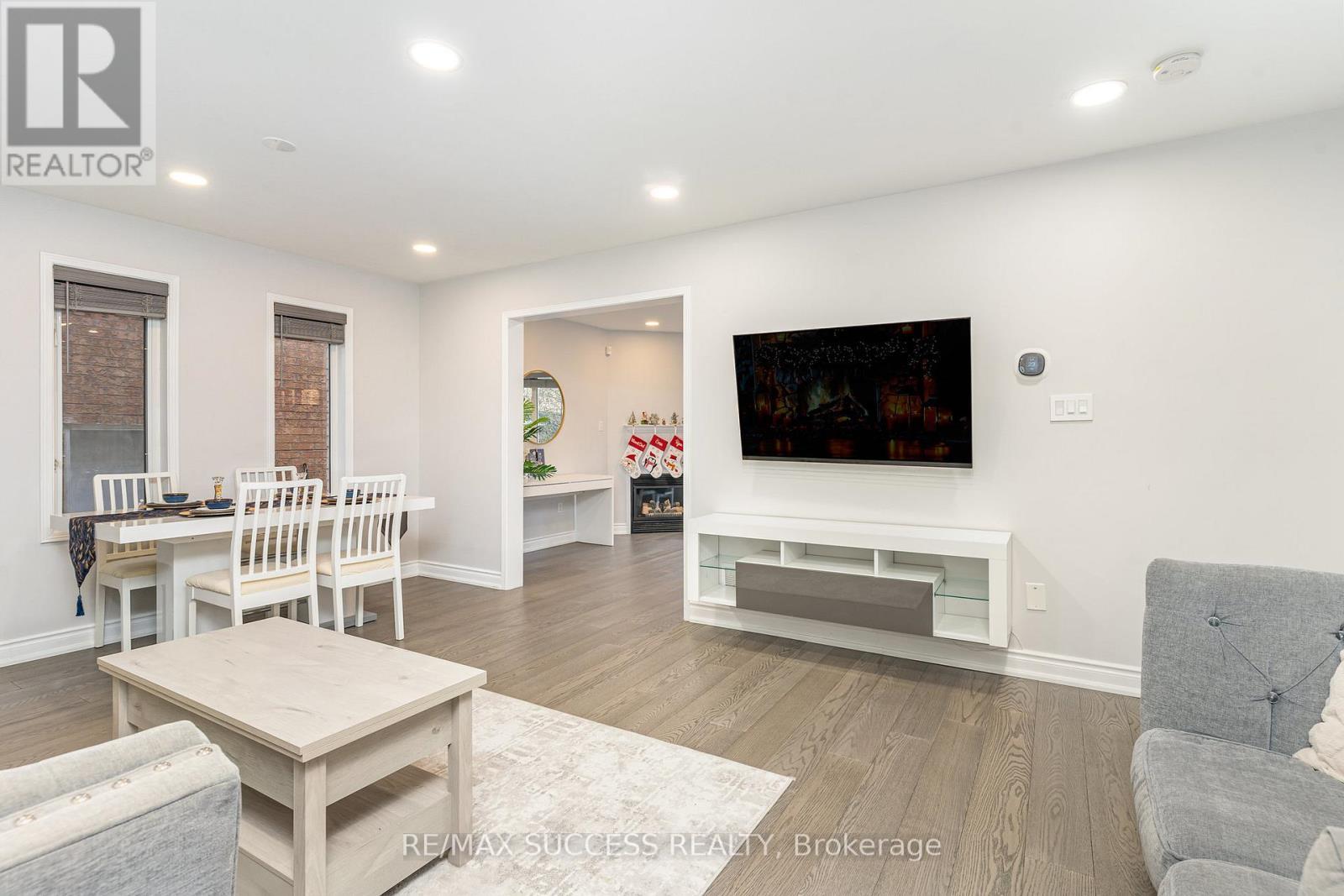 5383 Red Brush Drive, Mississauga, ON - Indoor Photo Showing Living Room