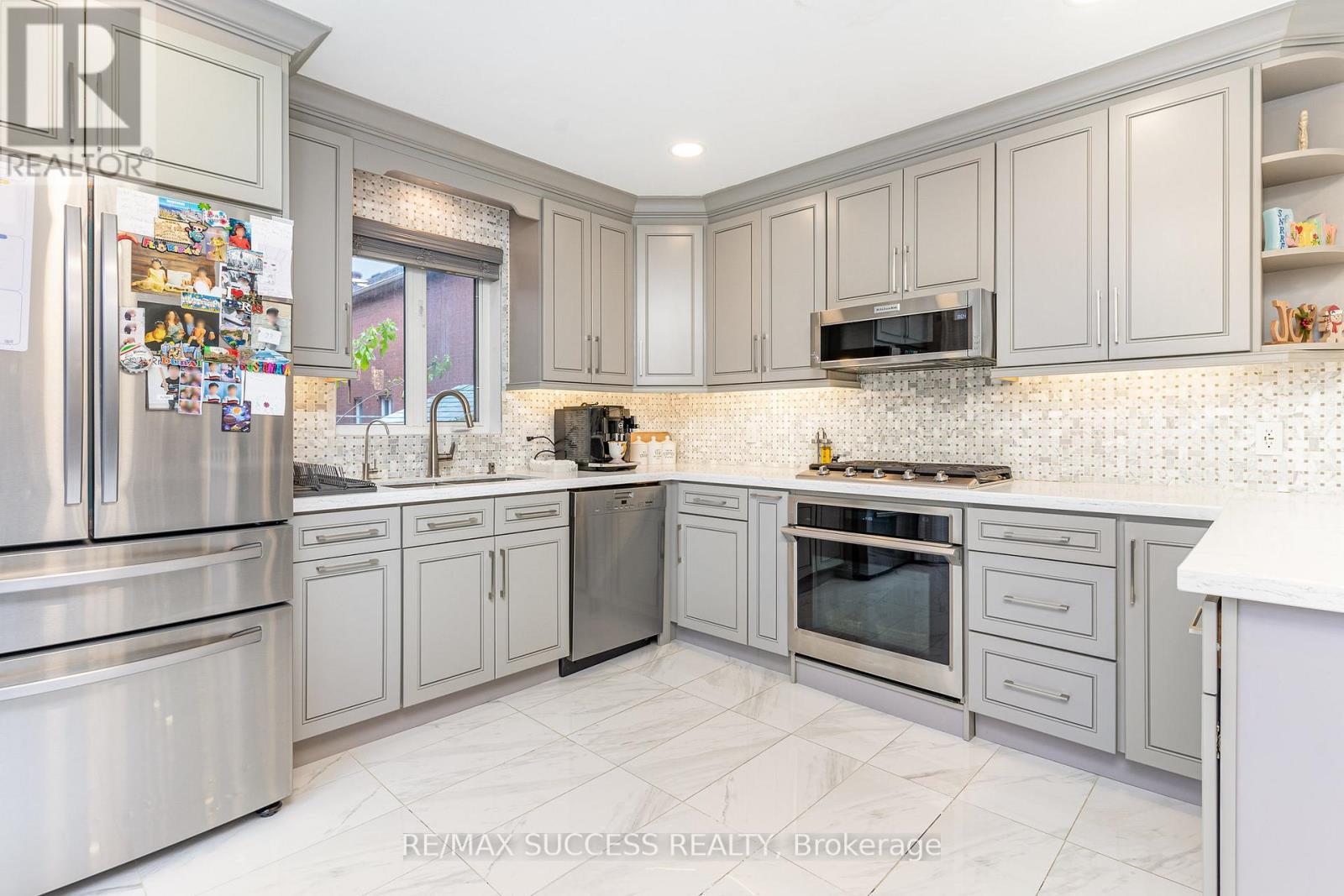 5383 Red Brush Drive, Mississauga, ON - Indoor Photo Showing Kitchen With Upgraded Kitchen