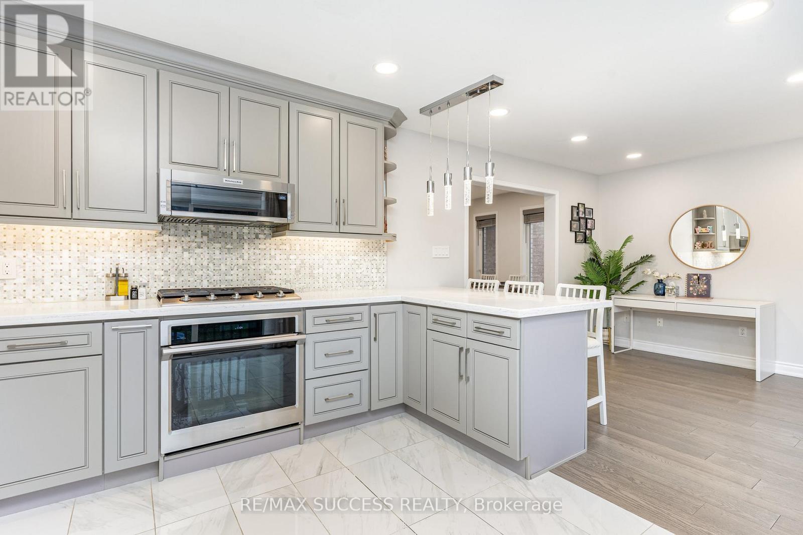 5383 Red Brush Drive, Mississauga, ON - Indoor Photo Showing Kitchen With Upgraded Kitchen