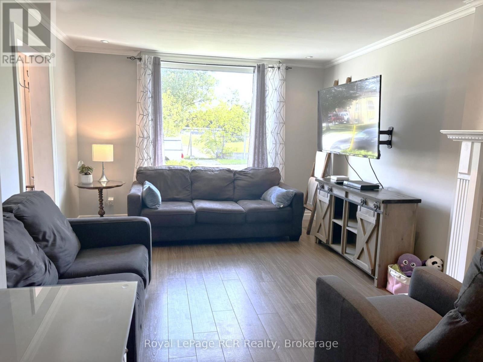 1198 2Nd Avenue W, Owen Sound, ON - Indoor Photo Showing Living Room