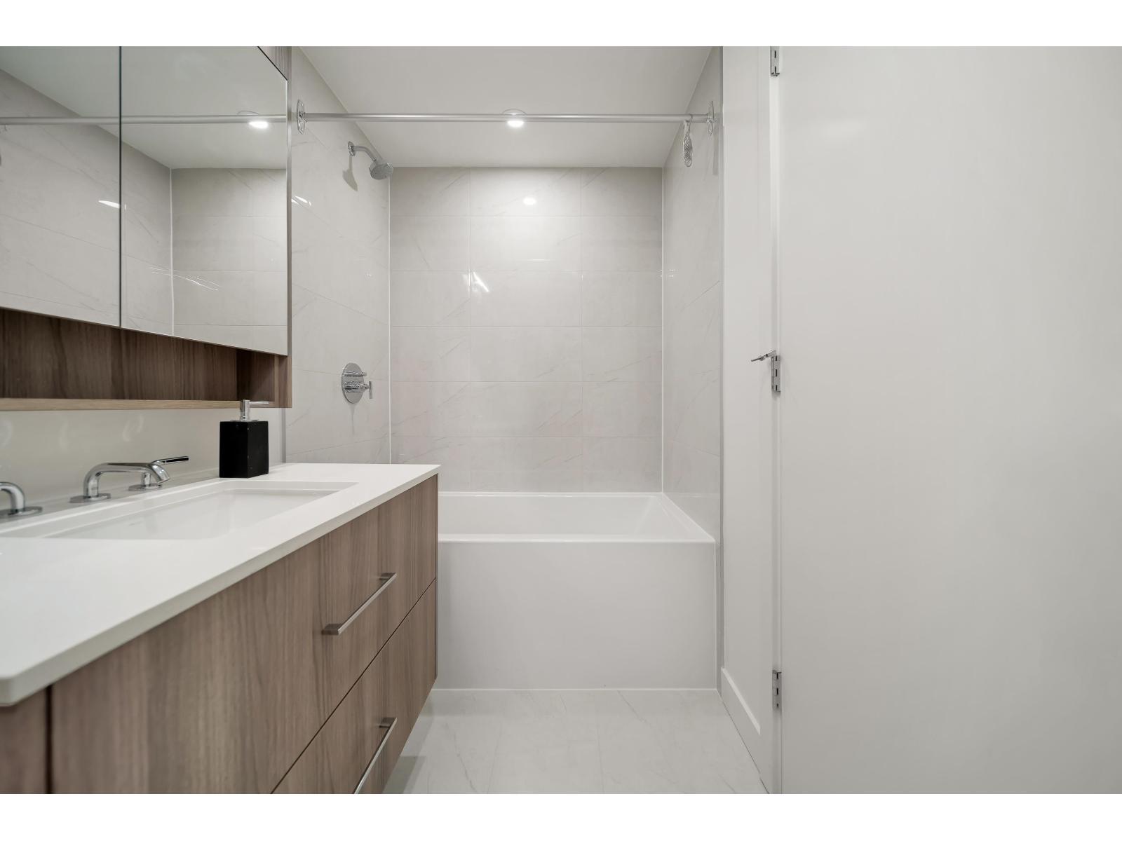 2008 9675 King George Boulevard, Surrey, BC - Indoor Photo Showing Bathroom