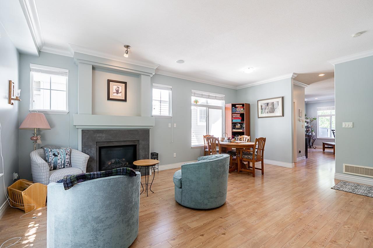 57 19330 69 Avenue, Surrey, BC - Indoor Photo Showing Living Room With Fireplace