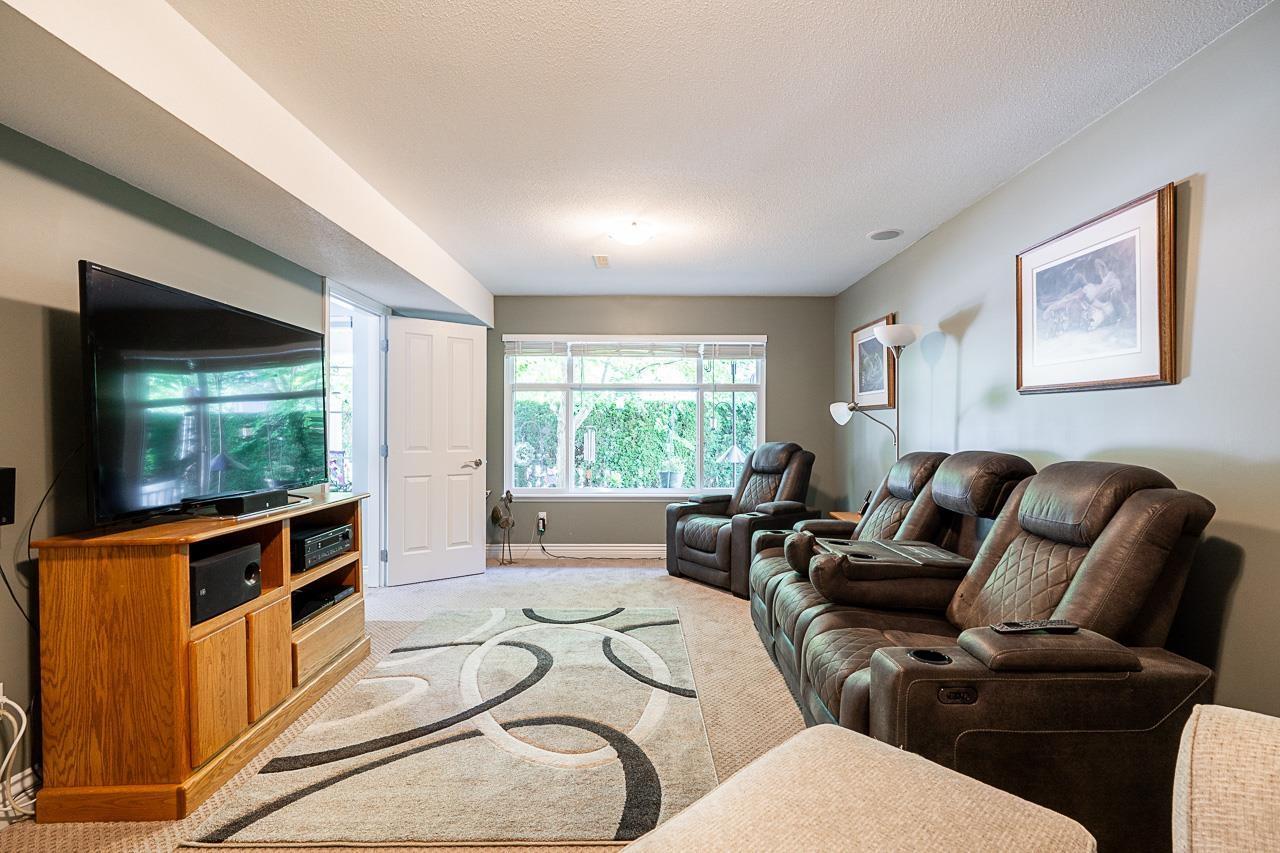 57 19330 69 Avenue, Surrey, BC - Indoor Photo Showing Living Room