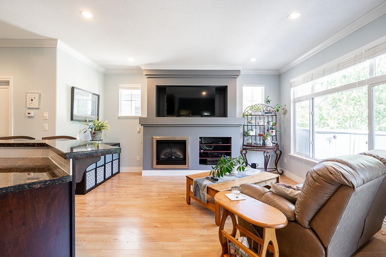 57 19330 69 Avenue, Surrey, BC - Indoor Photo Showing Living Room With Fireplace