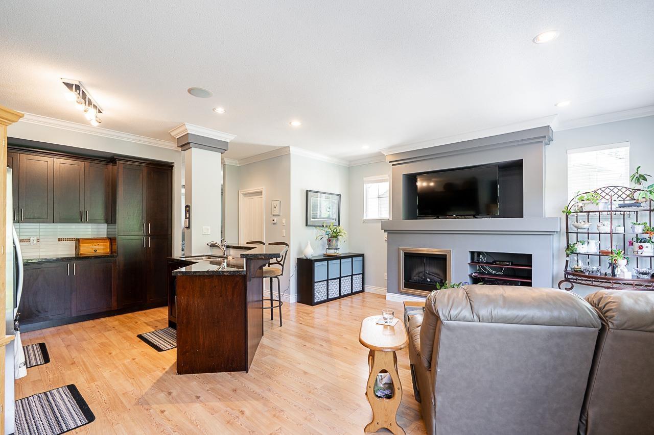 57 19330 69 Avenue, Surrey, BC - Indoor Photo Showing Living Room With Fireplace