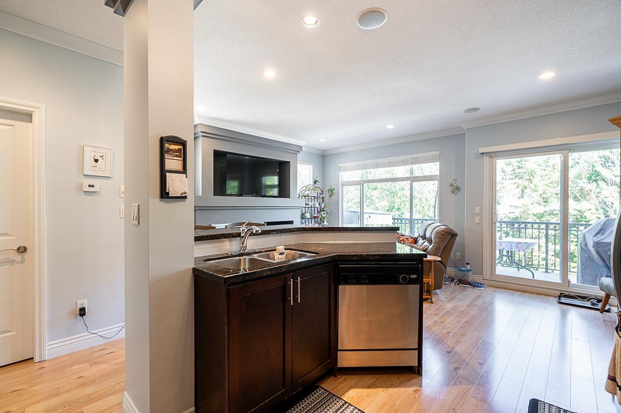 57 19330 69 Avenue, Surrey, BC - Indoor Photo Showing Kitchen With Double Sink