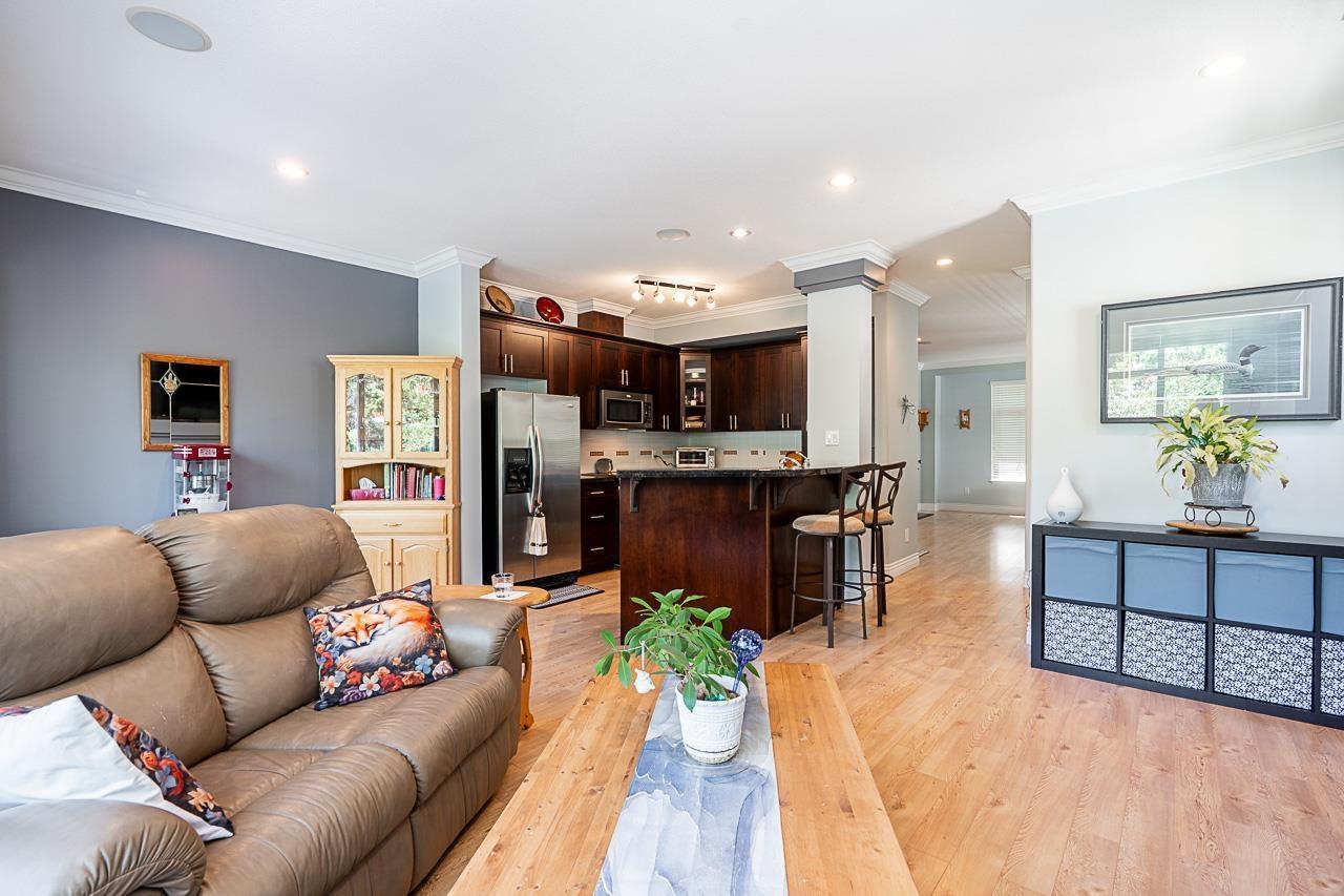 57 19330 69 Avenue, Surrey, BC - Indoor Photo Showing Living Room