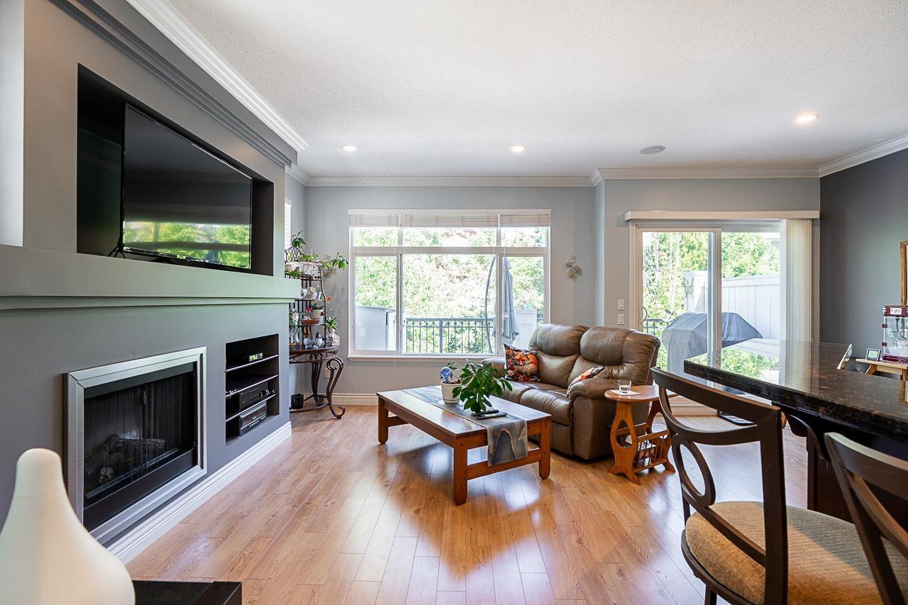 57 19330 69 Avenue, Surrey, BC - Indoor Photo Showing Living Room With Fireplace