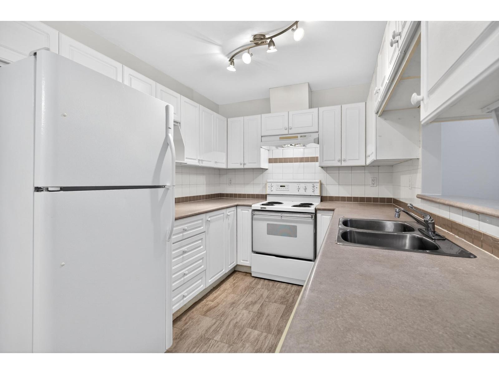 303 9865 140 Street, Surrey, BC - Indoor Photo Showing Kitchen With Double Sink