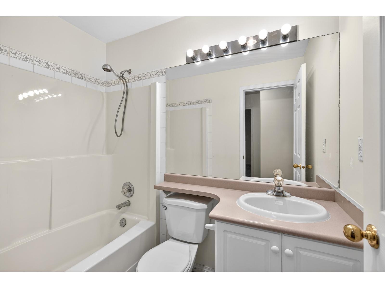 303 9865 140 Street, Surrey, BC - Indoor Photo Showing Bathroom