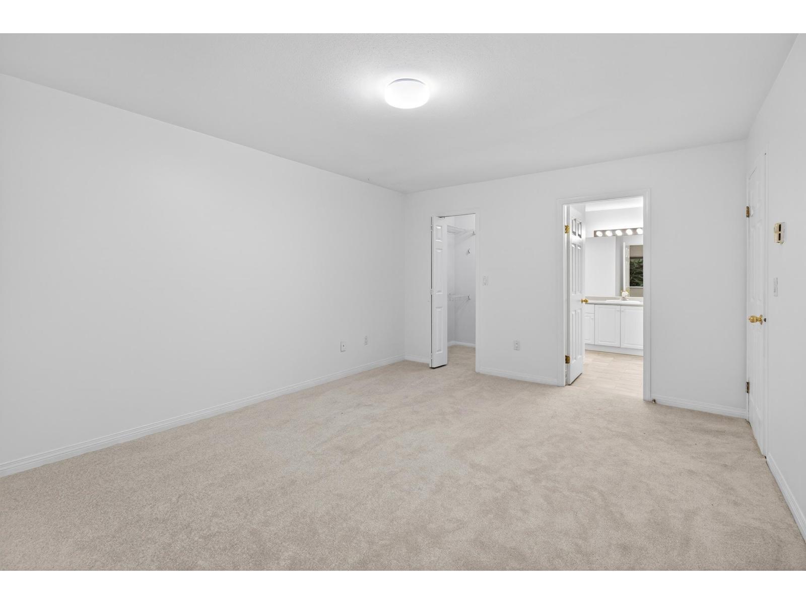 303 9865 140 Street, Surrey, BC - Indoor Photo Showing Other Room