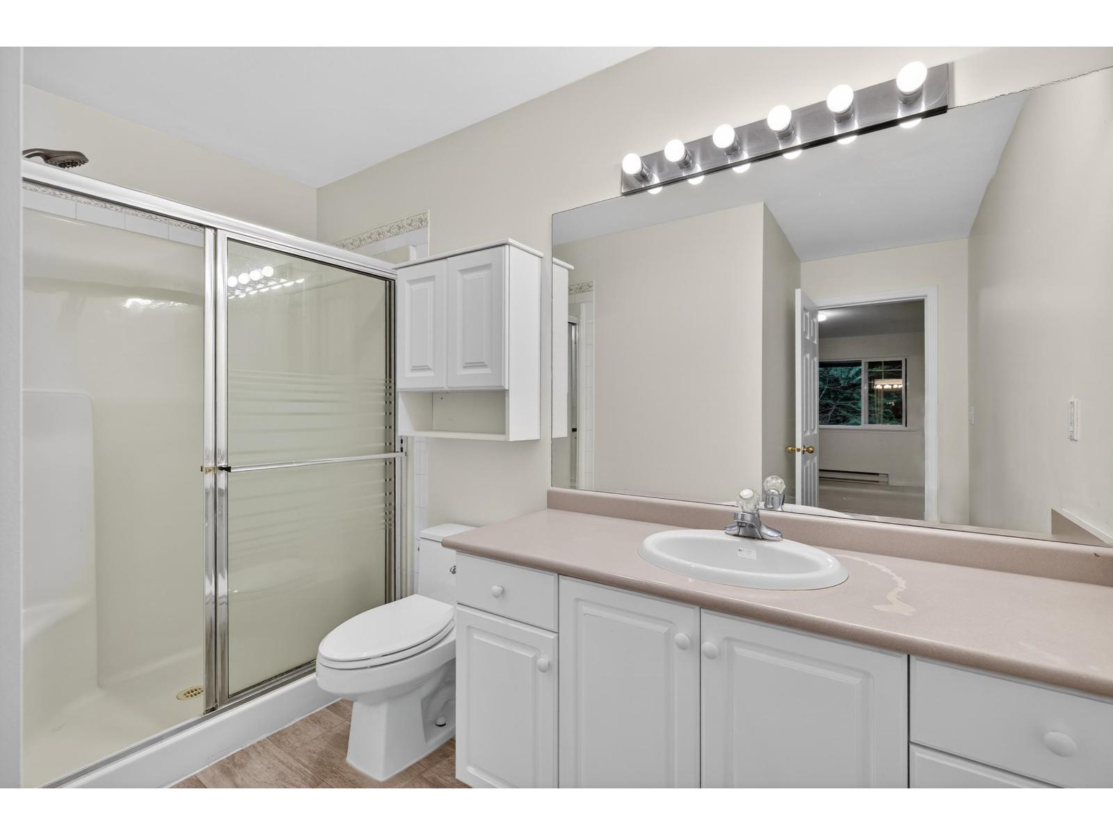 303 9865 140 Street, Surrey, BC - Indoor Photo Showing Bathroom