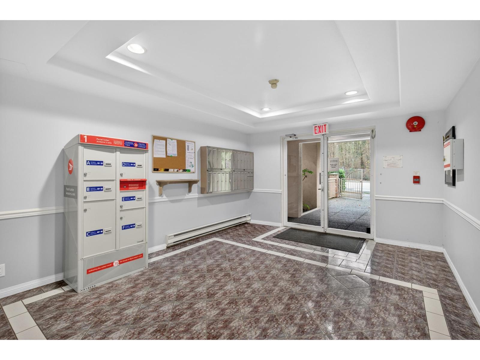 303 9865 140 Street, Surrey, BC - Indoor