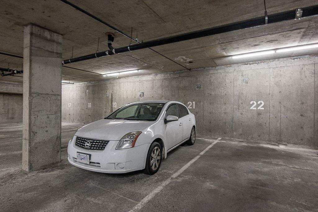 303 9865 140 Street, Surrey, BC - Indoor Photo Showing Garage