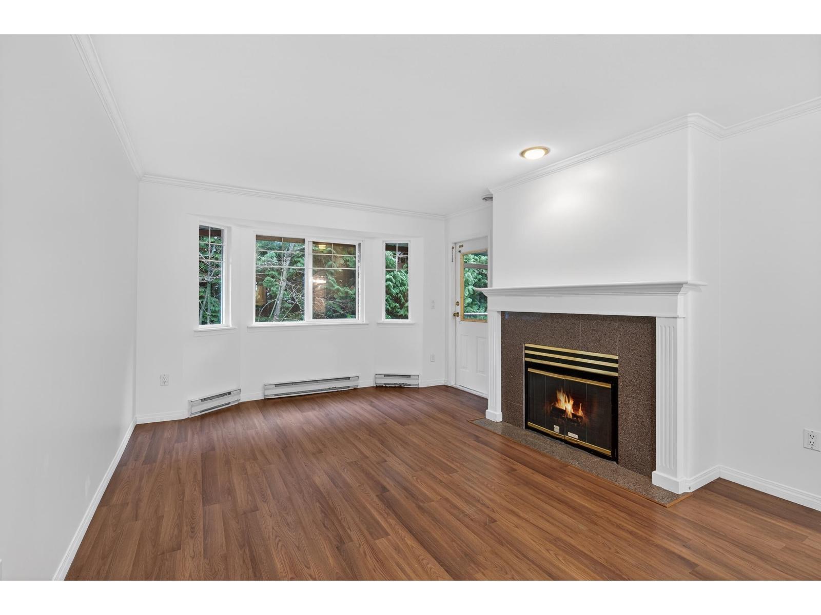 303 9865 140 Street, Surrey, BC - Indoor Photo Showing Living Room With Fireplace