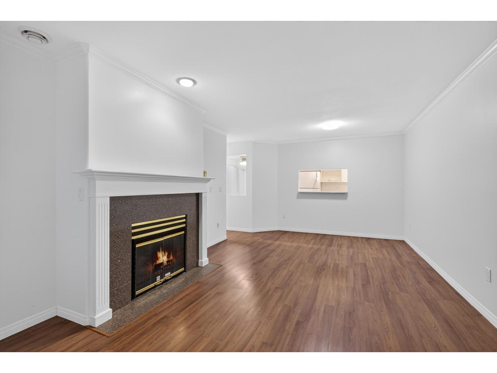 303 9865 140 Street, Surrey, BC - Indoor With Fireplace