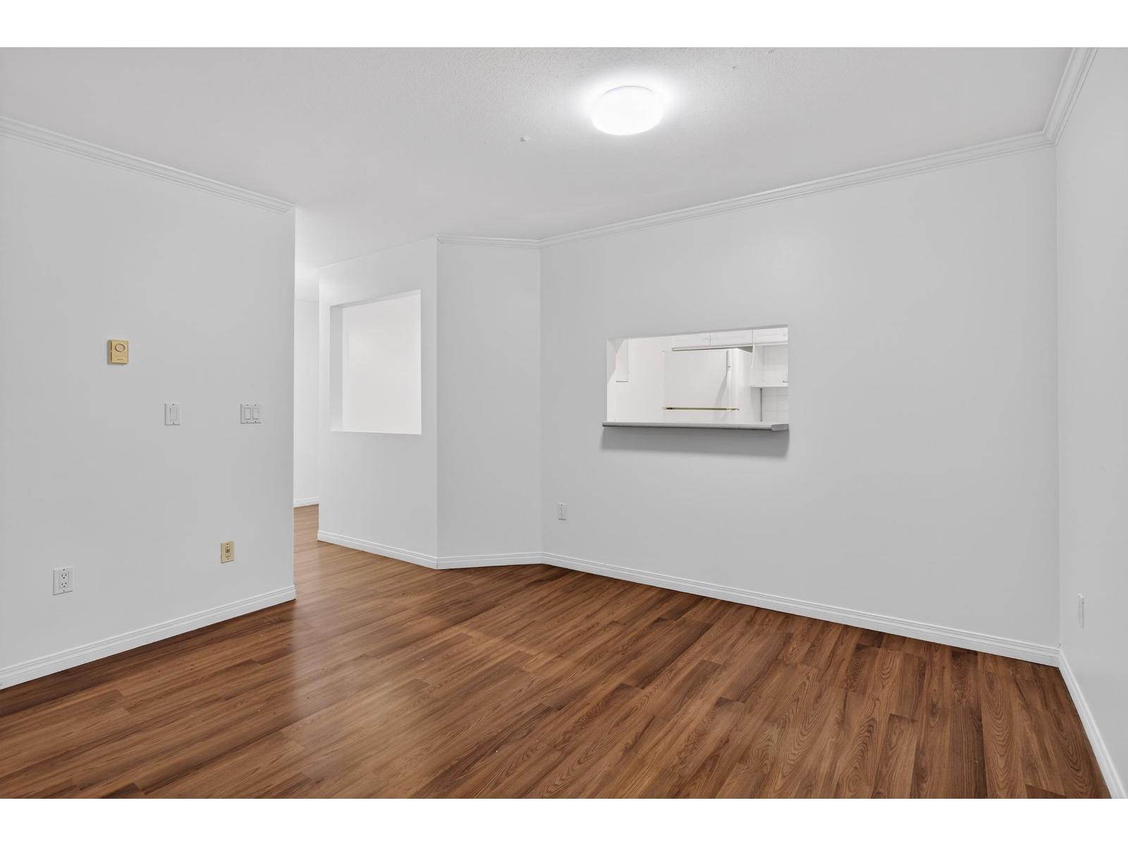 303 9865 140 Street, Surrey, BC - Indoor Photo Showing Other Room