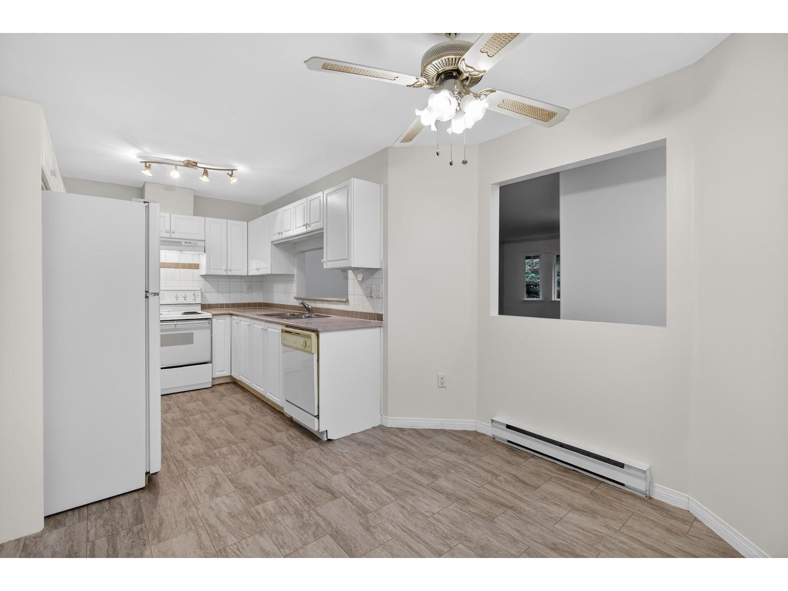 303 9865 140 Street, Surrey, BC - Indoor Photo Showing Kitchen