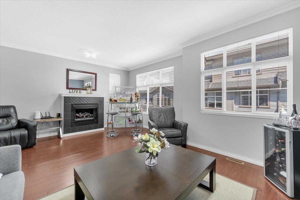 7 7518 138 Street, Surrey, BC - Indoor Photo Showing Living Room With Fireplace