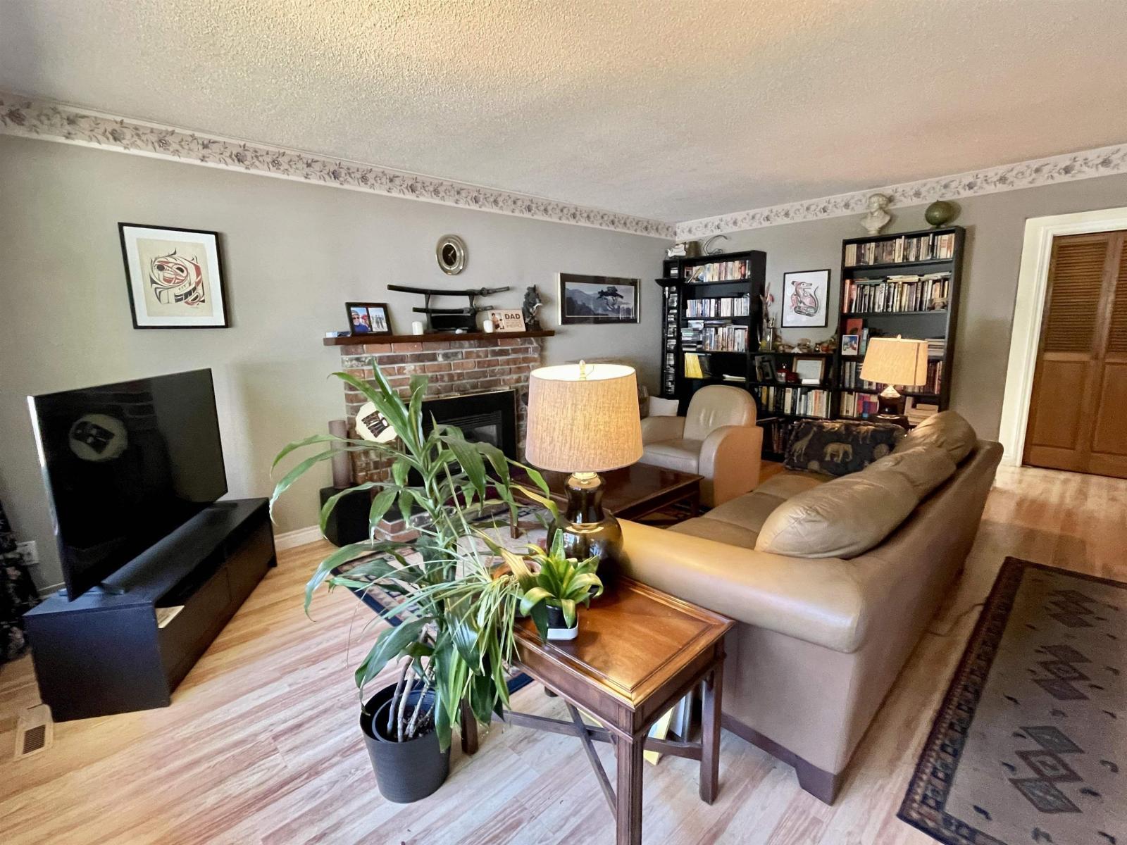 1421 129A Street, Surrey, BC - Indoor Photo Showing Living Room