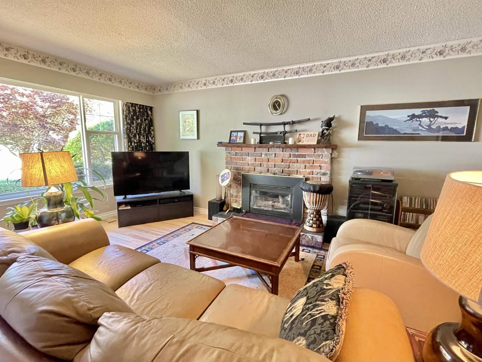 1421 129A Street, Surrey, BC - Indoor Photo Showing Living Room With Fireplace