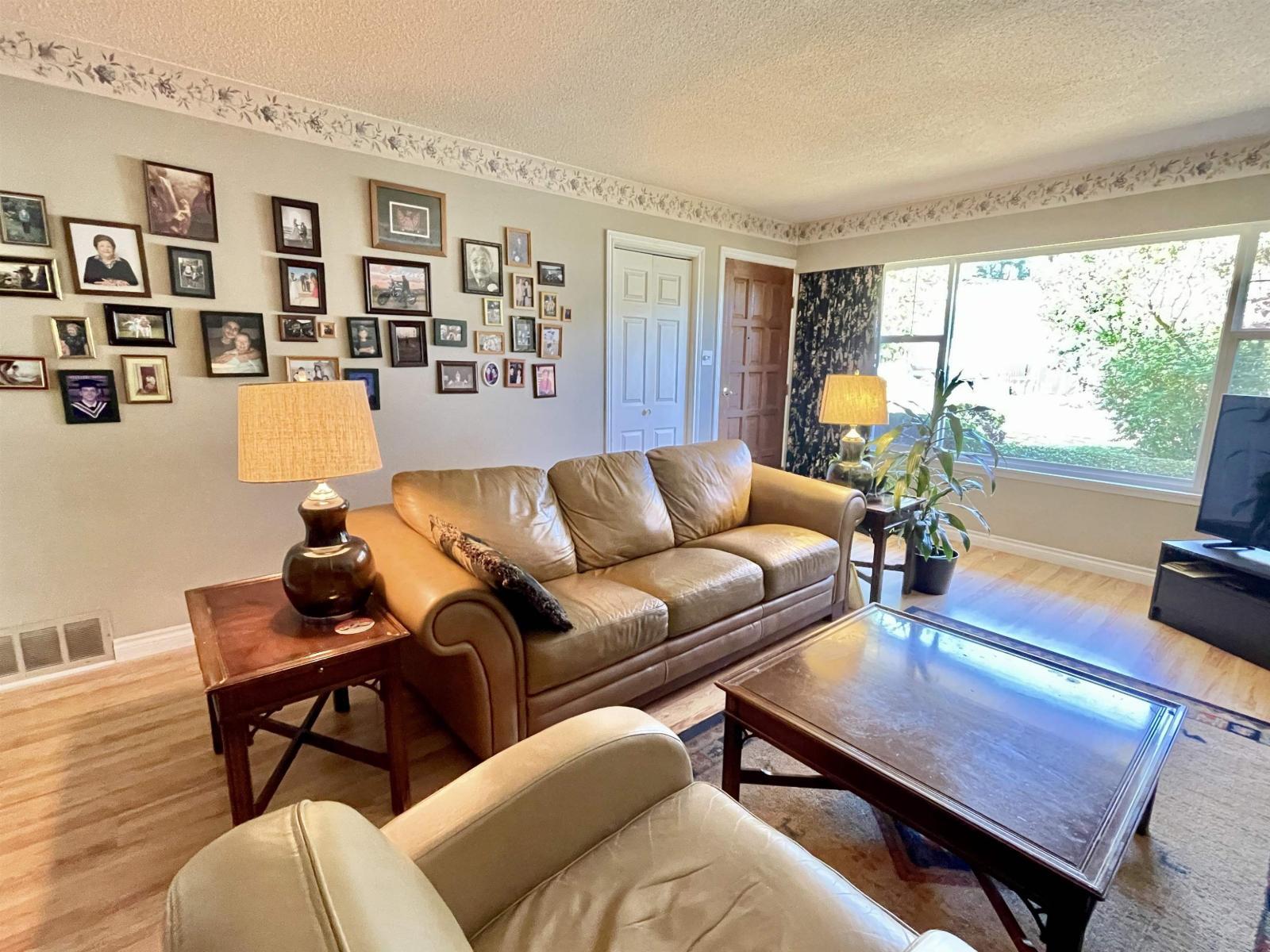 1421 129A Street, Surrey, BC - Indoor Photo Showing Living Room