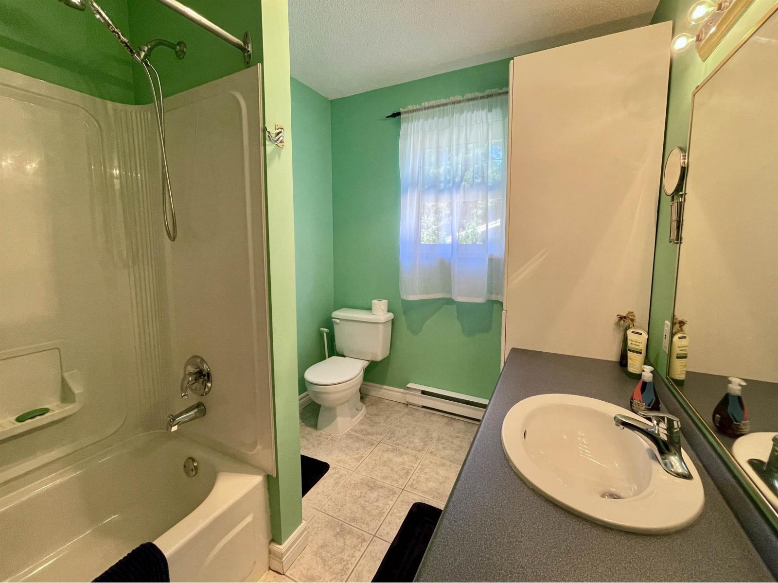 1421 129A Street, Surrey, BC - Indoor Photo Showing Bathroom