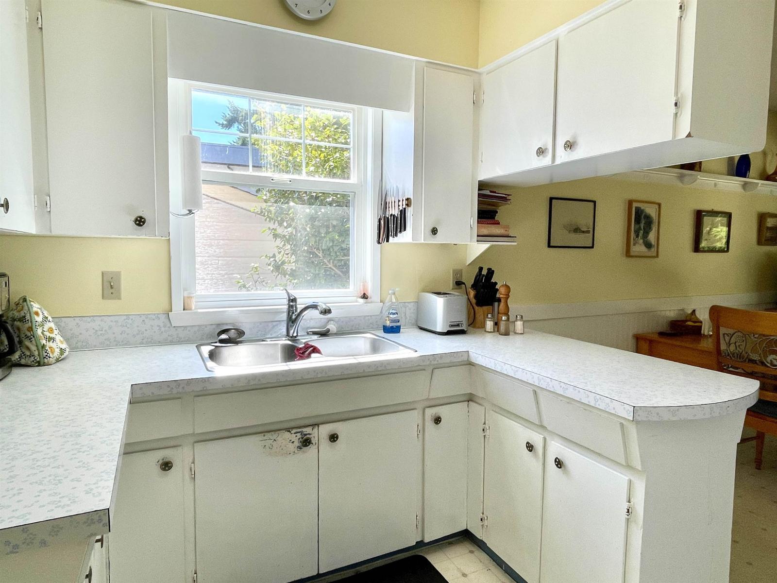 1421 129A Street, Surrey, BC - Indoor Photo Showing Kitchen With Double Sink
