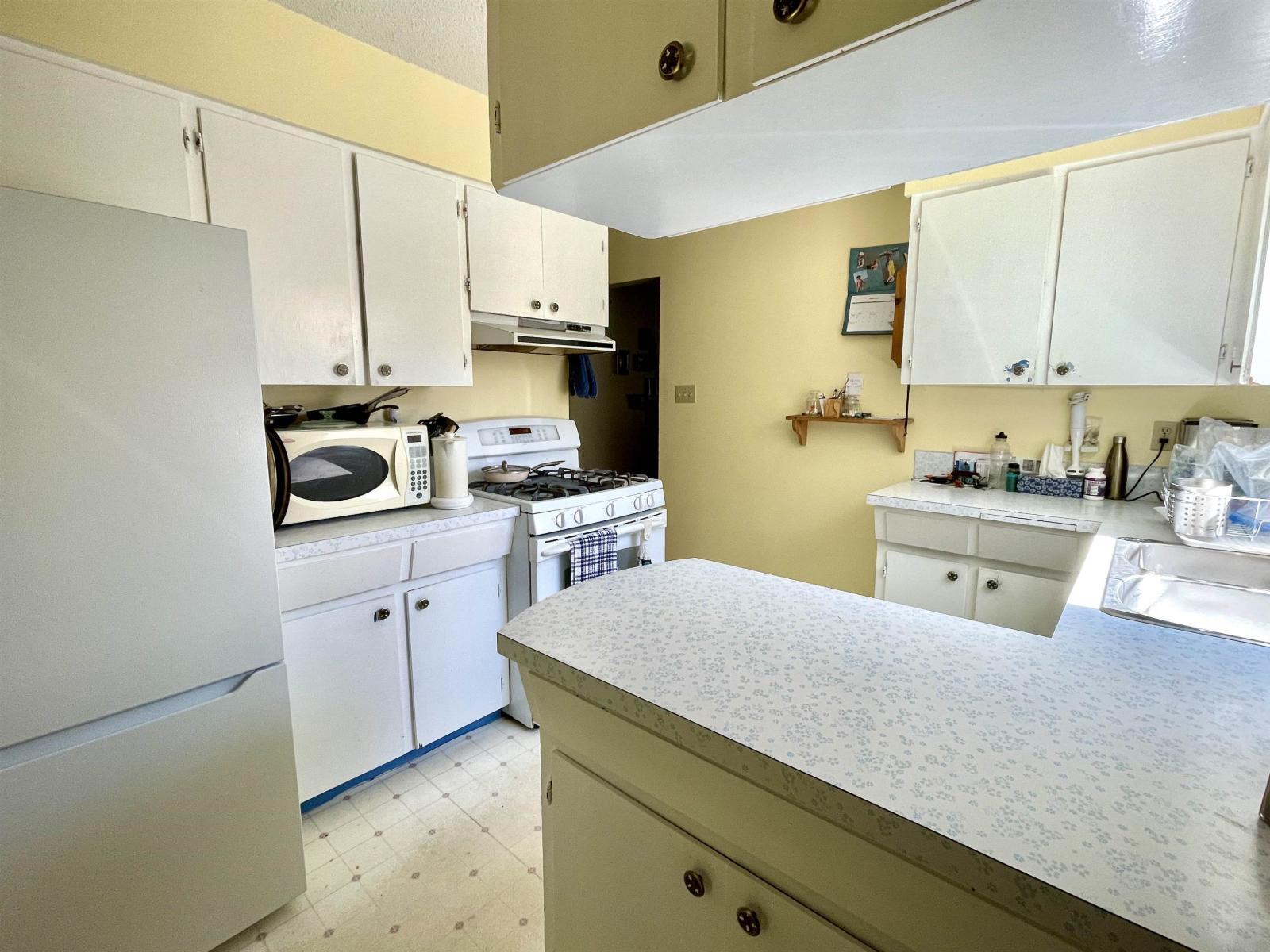 1421 129A Street, Surrey, BC - Indoor Photo Showing Kitchen